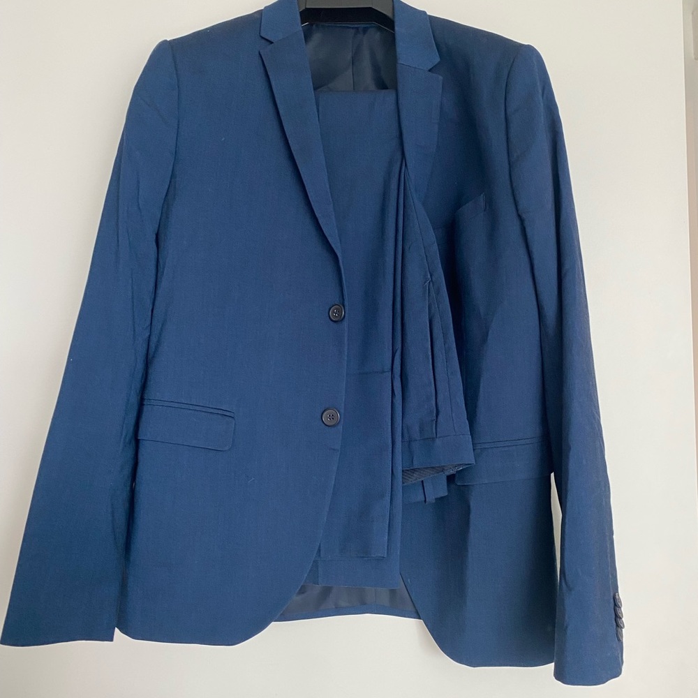 H&M men’s blue suit. Sport coat and pants. Slim fit. 38R.